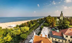 Koszty noclegów nad morzem 2026: Jak zaplanować i zaoszczędzić?