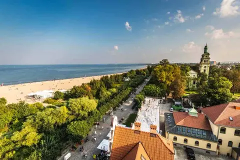 Koszty noclegów nad morzem 2026: Jak zaplanować i zaoszczędzić?
