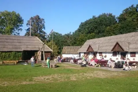 Skansen Filmowy Soplicowo: Pan Tadeusz na żywo! Przewodnik po Cichowie