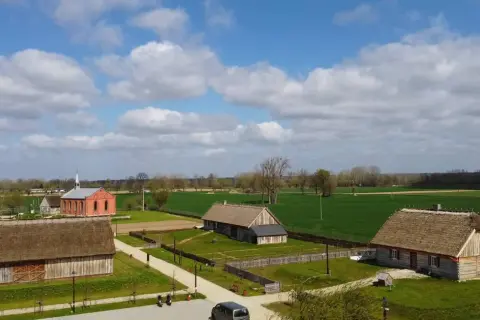 Skansen w Wiączeminie: Odkryj sekrety Olędrów nad Wisłą!