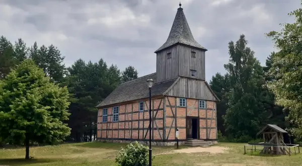 Kaszubskie skanseny: Wdzydze czy Szymbark który wybrać?
