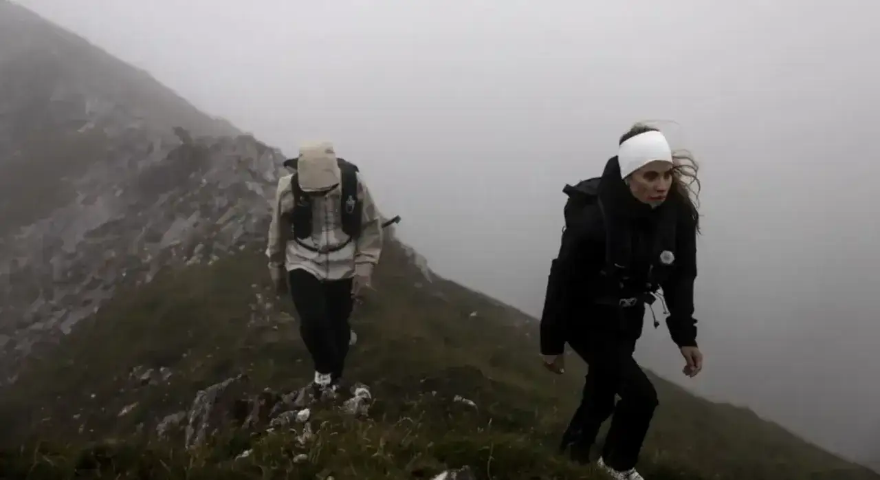 Turysta w burzy w g&oacute;rach