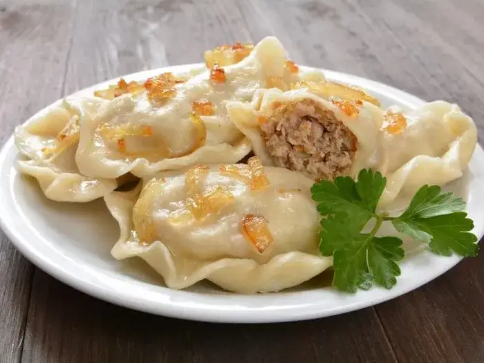 Tradycyjne dania kuchni kaliskiej pierogi gęsina pyry z gzikiem