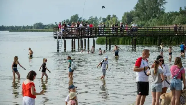 Plaża Jezioro Długie Chrostkowo plac zabaw pomost