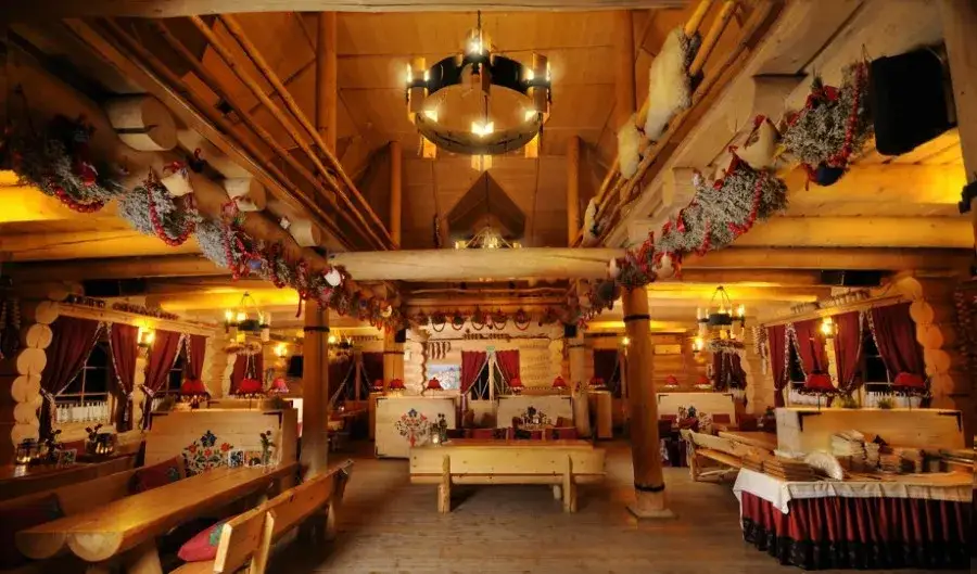 Karczma Skansen Smak&oacute;w wnętrze jedzenie