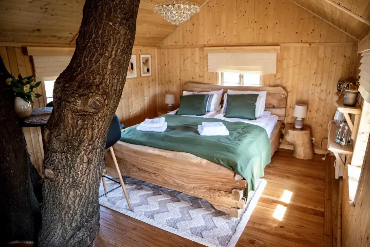 Wnętrze domku na drzewie Skansen Bicz, sypialnia i aneks kuchenny