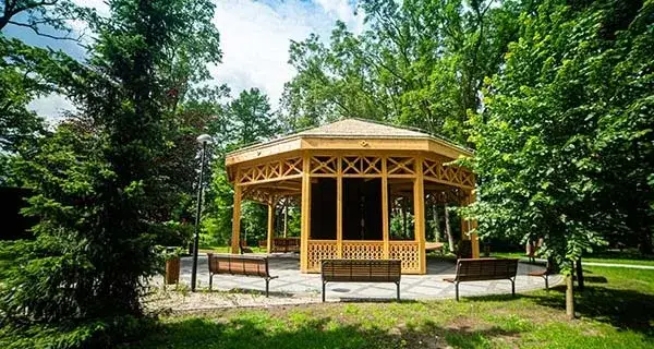 Tężnia solankowa Grodzisk Mazowiecki Park Skarbków