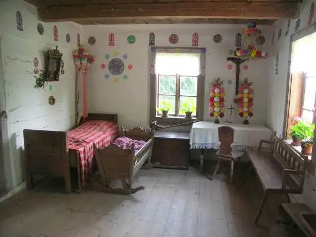 Kurpiowska chata wnętrze Nowogród