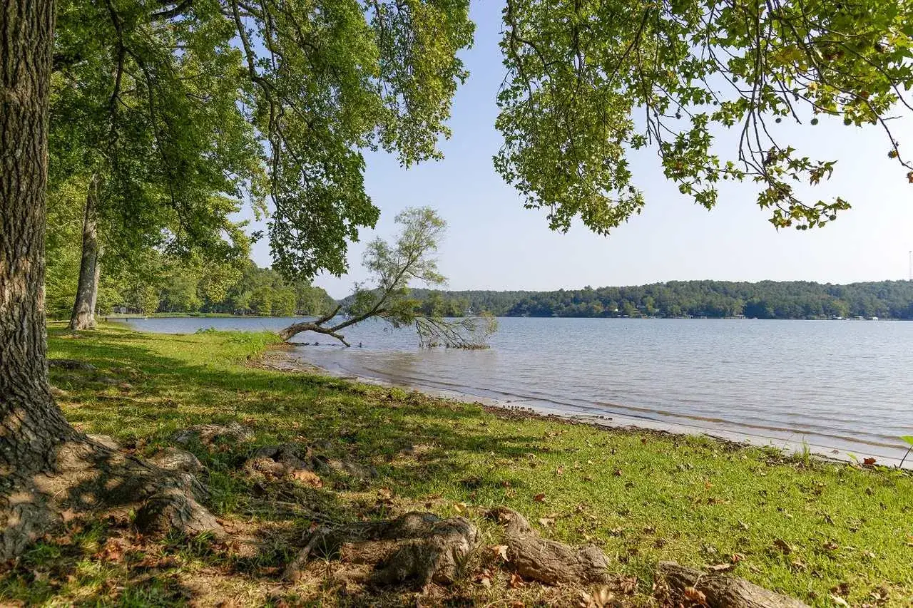 Ceny działek nad jeziorem porównanie
